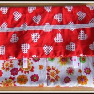 Multipoche rouge à coeurs blanc et à fleurs